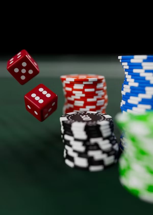 Meja permainan live casino dengan dealer tersenyum menyambut pemain dalam sesi interaktif real-time